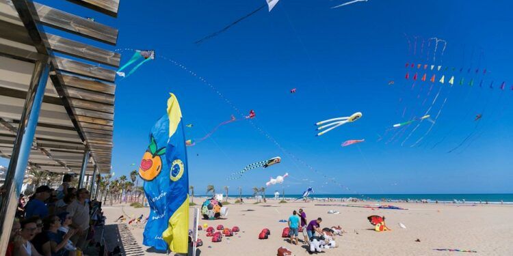 El cielo de Gandia se llenará de cometas gigantes y acrobacias por la paz mundial