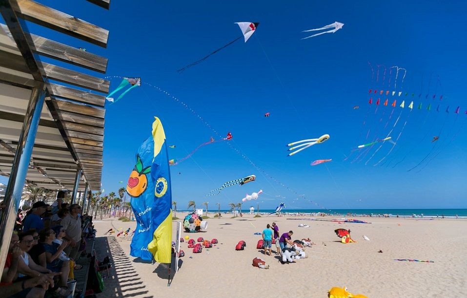 El cielo de Gandia se llenará de cometas gigantes y acrobacias por la paz mundial