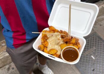 Las mejores patatas bravas de Valencia se sirven en un takeaway de comida callejera de El Carmen