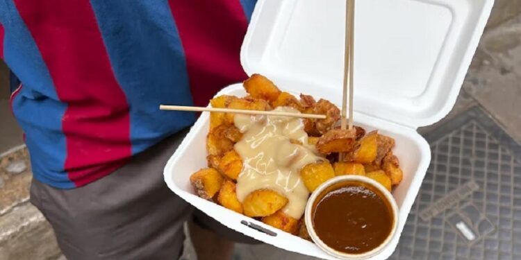 Las mejores patatas bravas de Valencia se sirven en un takeaway de comida callejera de El Carmen