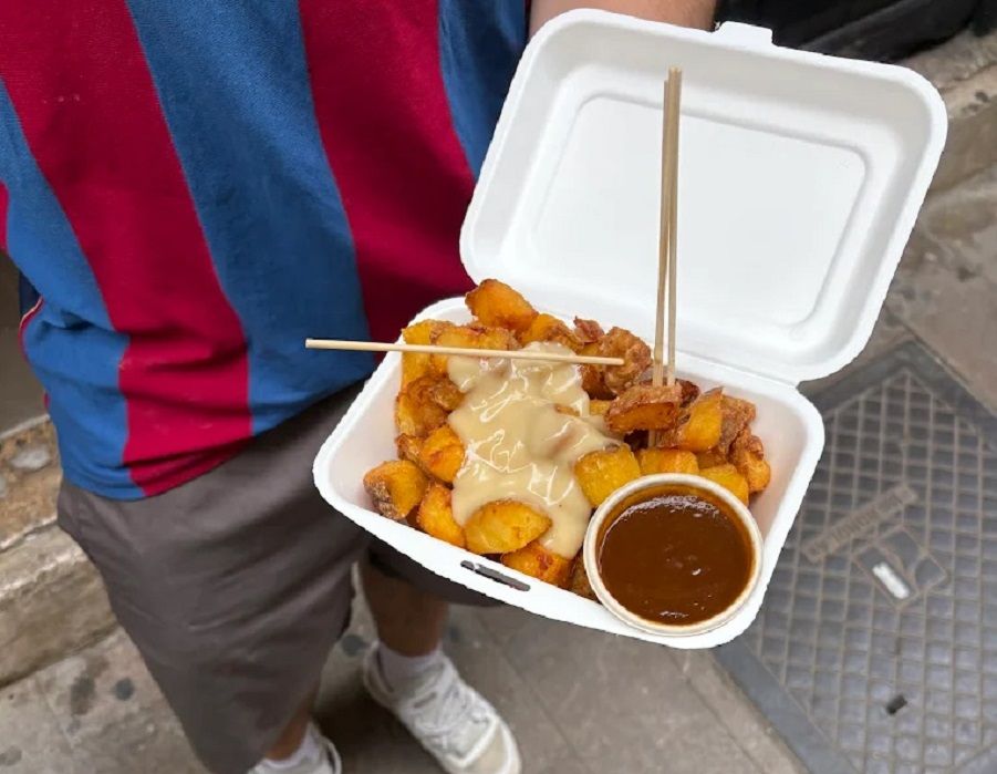 Las mejores patatas bravas de Valencia se sirven en un takeaway de comida callejera de El Carmen