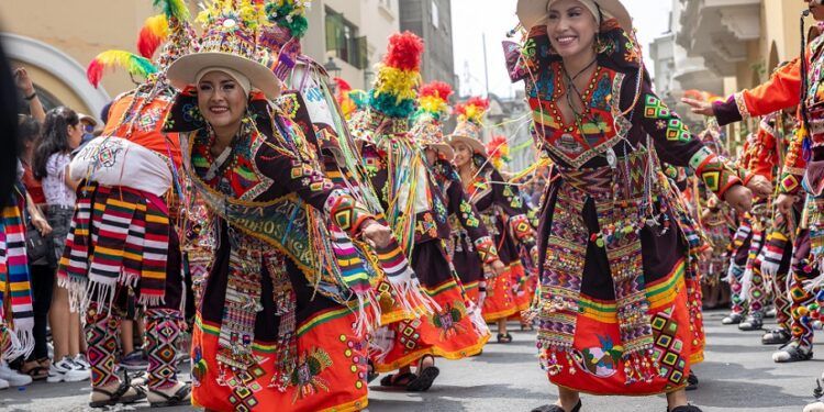 Valencia acoge este fin de semana las aplazadas Fiestas de la Hispanidad con música, bailes y desfiles