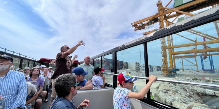 Visitas guiadas gratuitas en autobús para descubrir las entrañas del Puerto de Valencia
