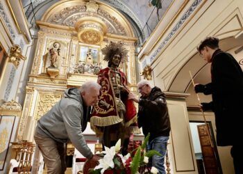 El patrón de Picanya, la Preciosísima Sangre, regresa a casa restaurado un año después de la DANA