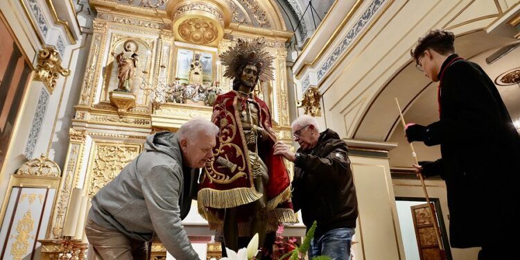 El patrón de Picanya, la Preciosísima Sangre, regresa a casa restaurado un año después de la DANA