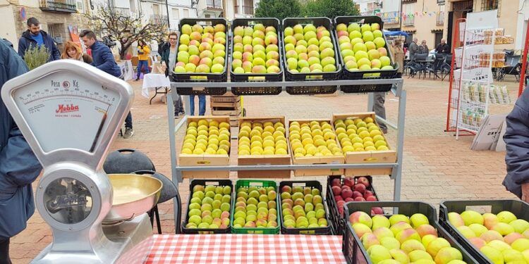 Casas Altas acoge la XI Feria de la Manzana Esperiega, la cita más dulce del Rincón de Ademuz
