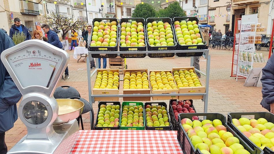 Casas Altas acoge la XI Feria de la Manzana Esperiega, la cita más dulce del Rincón de Ademuz
