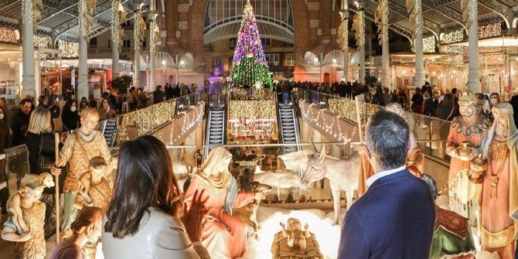 La Navidad llega al Mercado de Colón con belén, nueva iluminación, coros navideños y mercaditos