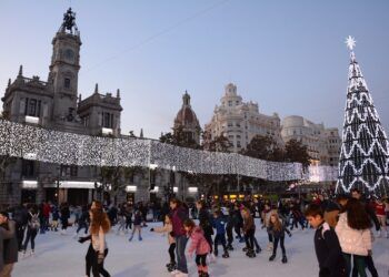 La Navidad de los comercios del centro de Valencia trae pista de hielo, carrusel, tren y una noria