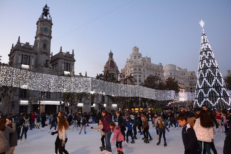 La Navidad de los comercios del centro de Valencia trae pista de hielo, carrusel, tren y una noria