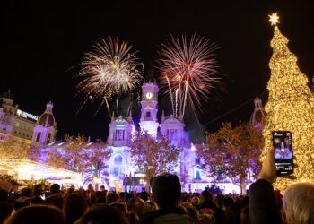 Nochevieja 2025 en la plaza del Ayuntamiento de Valencia: campanadas infantiles y fiesta nocturna