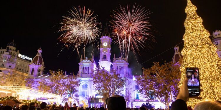 Nochevieja 2025 en la plaza del Ayuntamiento de Valencia: campanadas infantiles y fiesta nocturna