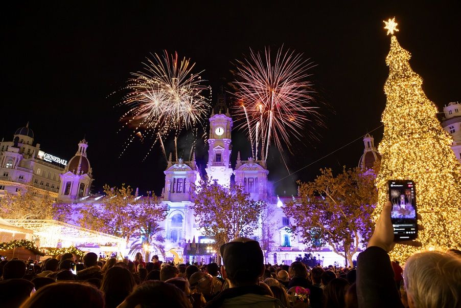 Nochevieja 2025 en la plaza del Ayuntamiento de Valencia: campanadas infantiles y fiesta nocturna