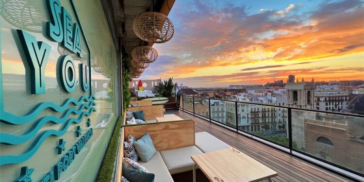 Así es Sea You Port Valencia, un elegante hotel boutique con skybar junto al corazón de la Marina