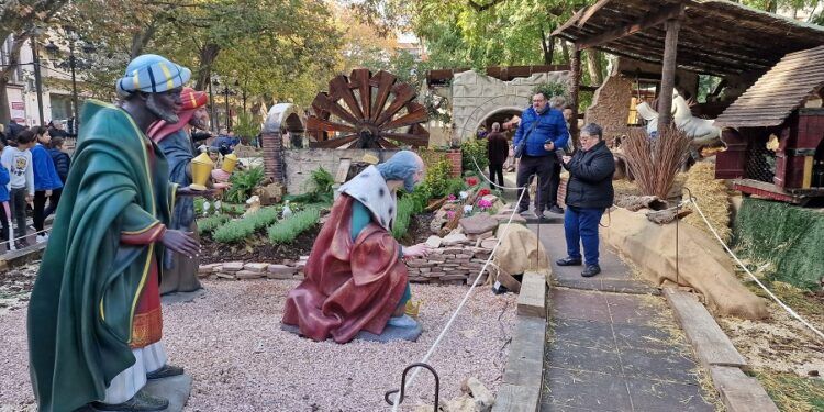 Xàtiva enciende la Navidad con su Belén, el más grande de España a tamaño natural y en superficie