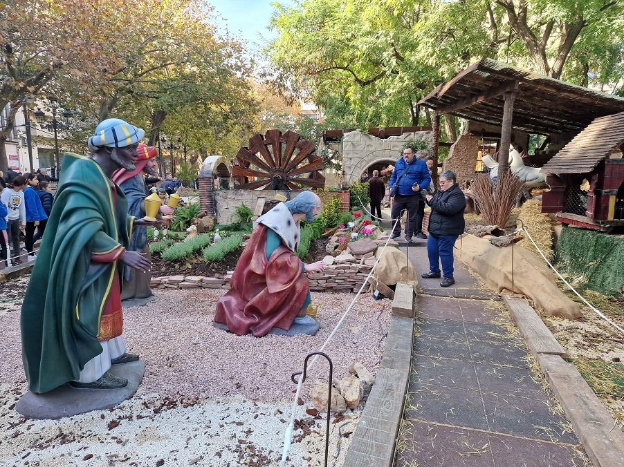 Xàtiva enciende la Navidad con su Belén, el más grande de España a tamaño natural y en superficie