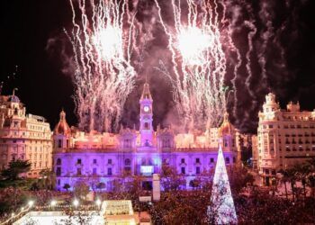 La plaza del Ayuntamiento de Valencia acogerá esta Navidad diez espectáculos piromusicales