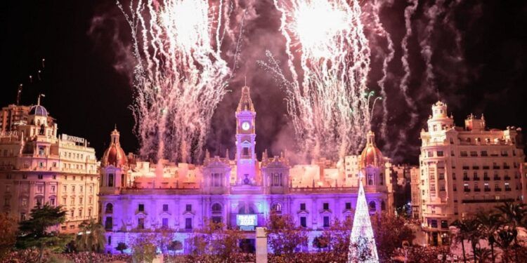 La plaza del Ayuntamiento de Valencia acogerá esta Navidad diez espectáculos piromusicales