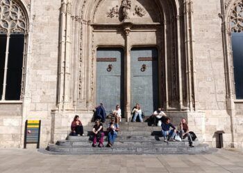 La pasividad del Ayuntamiento de Valencia convierte los escalones de la Lonja en zona de pícnic