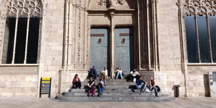 La pasividad del Ayuntamiento de Valencia convierte los escalones de la Lonja en zona de pícnic