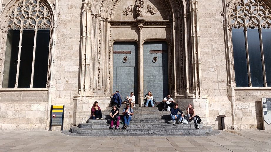 La pasividad del Ayuntamiento de Valencia convierte los escalones de la Lonja en zona de pícnic