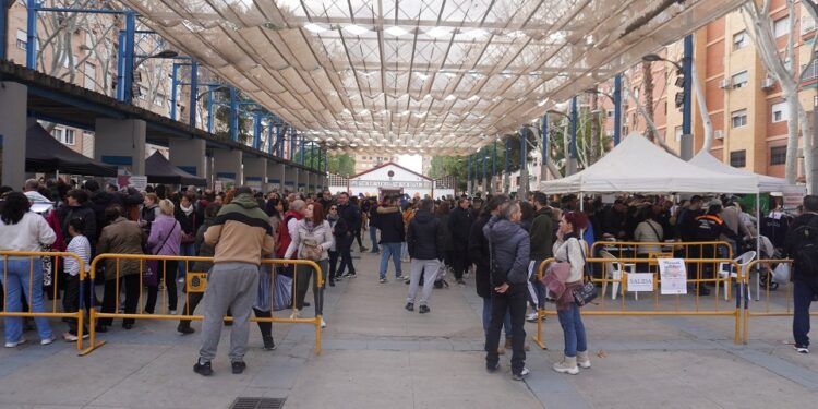 Vuelve el tradicional mercadillo solidario anual con objetos perdidos del aeropuerto de Manises