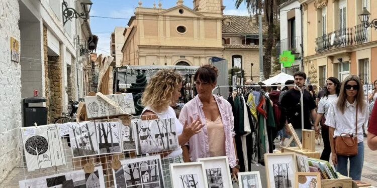 Gran edición navideña de Benimarket, el mercado popular con artesanos y comercios de Benimaclet