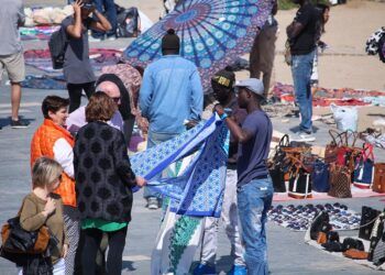 Valencia da luz verde a regular el top manta para ordenar su actividad en zonas turísticas
