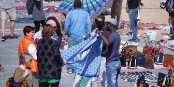 Valencia da luz verde a regular el top manta para ordenar su actividad en zonas turísticas
