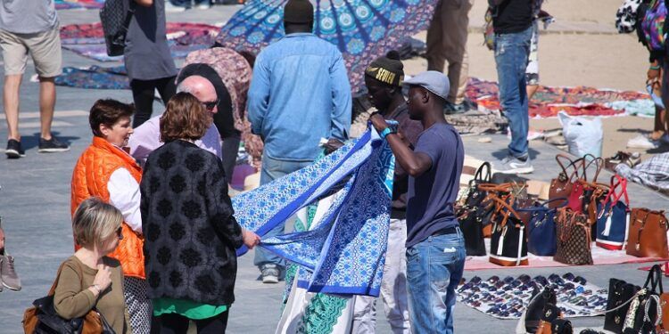 Valencia da luz verde a regular el top manta para ordenar su actividad en zonas turísticas