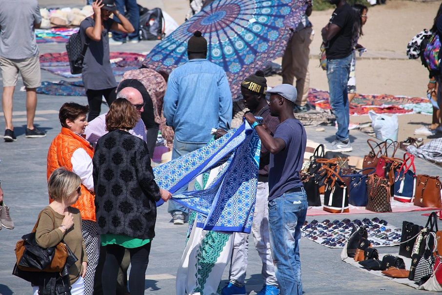 Valencia da luz verde a regular el top manta para ordenar su actividad en zonas turísticas