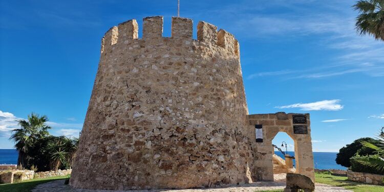 La Torre del Moro, una bella parada imprescindible con vistas al mar en Torrevieja