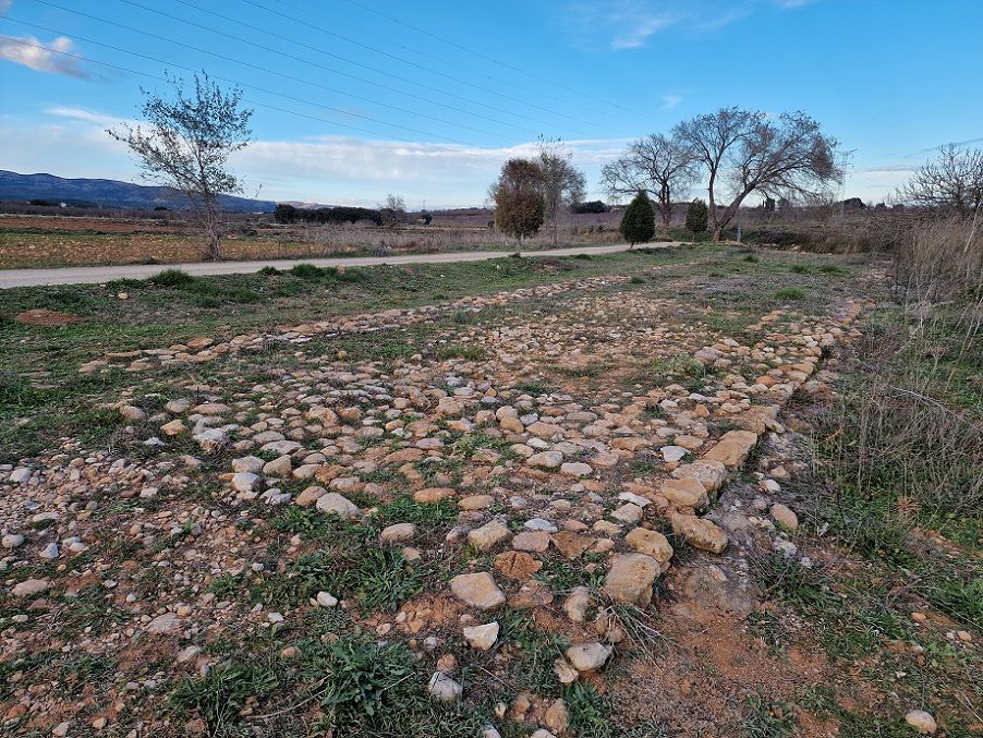 Un vestigio de una calzada romana visible a cielo abierto en Castellón: la Vía Augusta de Benlloch