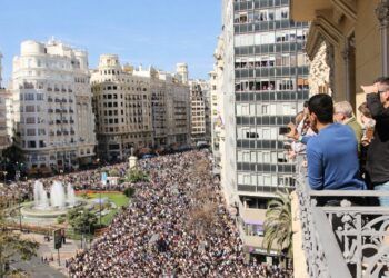 Valencia pone coto a los balcones para presenciar las mascletaes de la plaza del Ayuntamiento