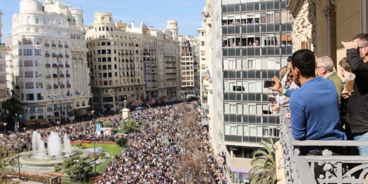 Valencia pone coto a los balcones para presenciar las mascletaes de la plaza del Ayuntamiento