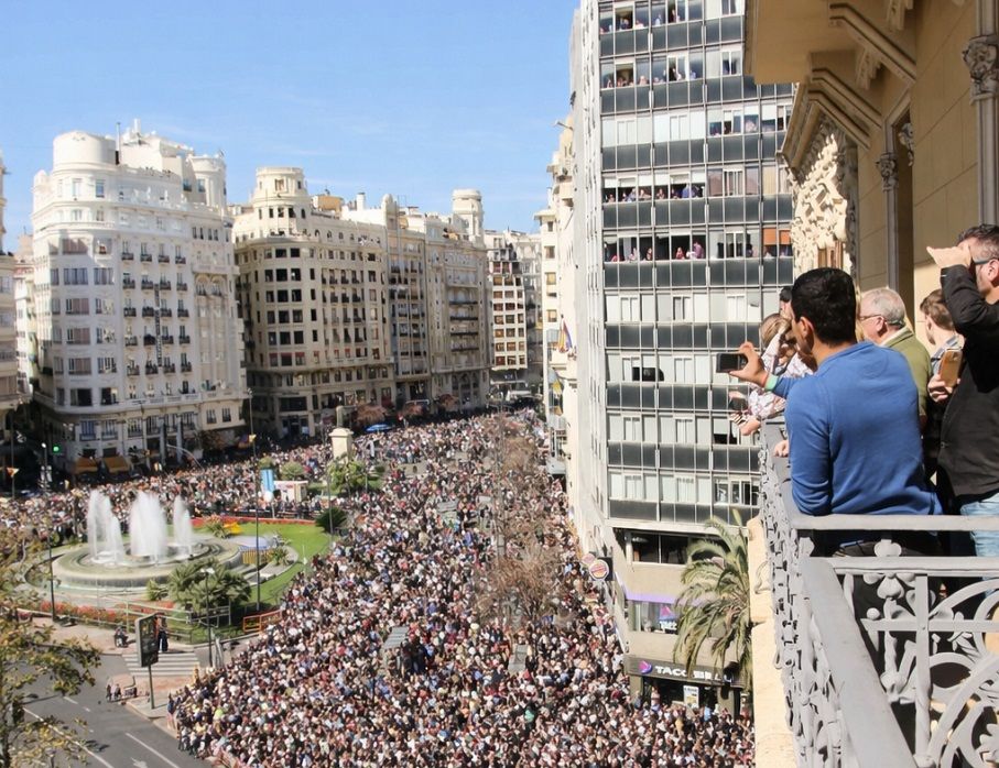 Valencia pone coto a los balcones para presenciar las mascletaes de la plaza del Ayuntamiento