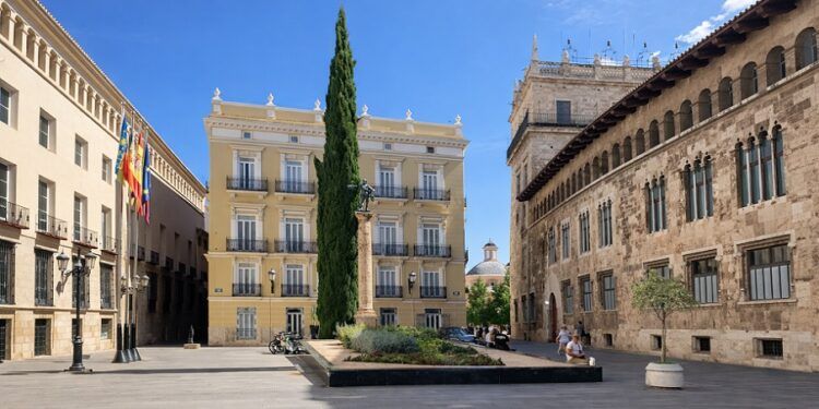 Una estatua de Valencia que pasa desapercibida: homenajea a la raza española y a Francisco Pizarro