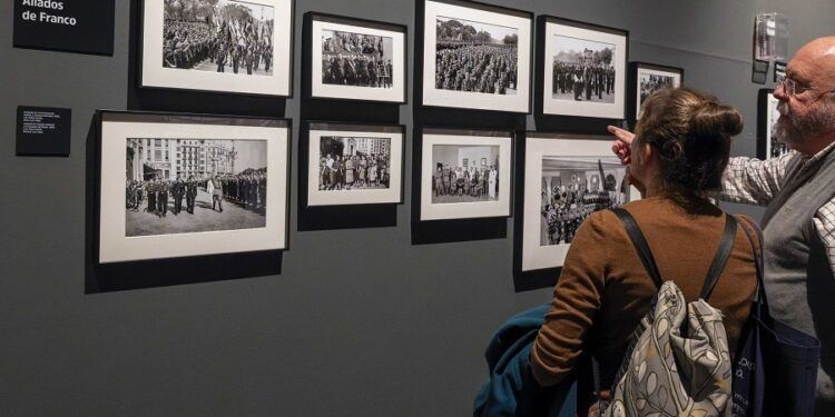 Una exposición gratuita reúne 200 imágenes que retratan la Guerra Civil y la posguerra en Valencia