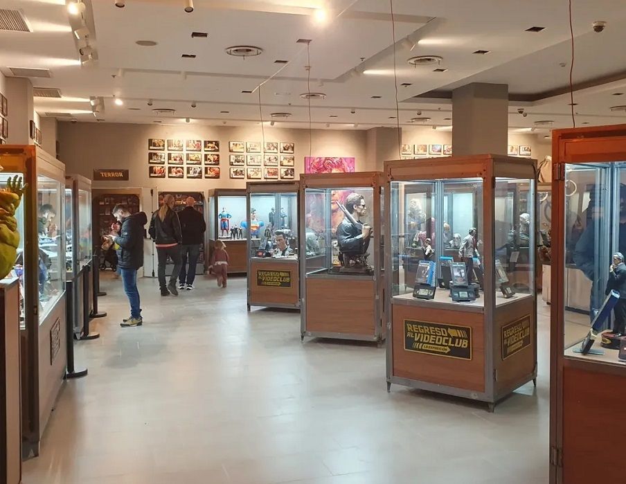 Así es Regreso al Videoclub, la gran exposición del cine de los 80 y 90 que llega a Valencia