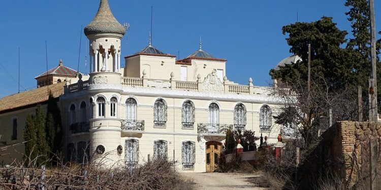 El modernismo en Requena y su reflejo en edificios históricos y bodegas centenarias