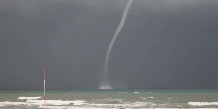 Un repaso a las trombas marinas y tornados que han marcado la historia del litoral valenciano
