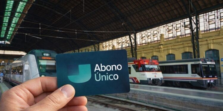 El Abono Único sale a la venta con viajes ilimitados en trenes y autobuses por toda la red estatal