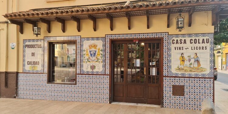 Casa Colau, más de un siglo de tradición ofreciendo vinos y licores en el corazón de Gandia