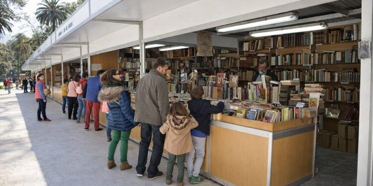 La Gran Vía Marqués del Turia de Valencia acoge una nueva Feria del Libro Antiguo y de Ocasión