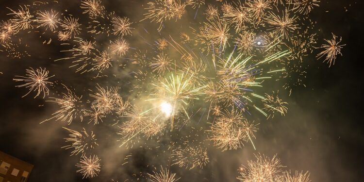 Correfoc, mascletà nocturna y castillo de fuegos artificiales este fin de semana en Valencia