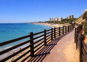 ¿Sabías que el Sendero del Año 2025 en la Comunitat Valenciana es una bella ruta por la costa de Alicante?