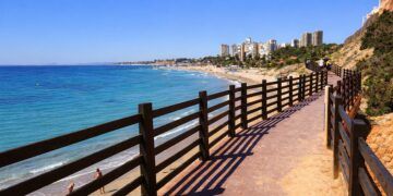 ¿Sabías que el Sendero del Año 2025 en la Comunitat Valenciana es una bella ruta por la costa de Alicante?