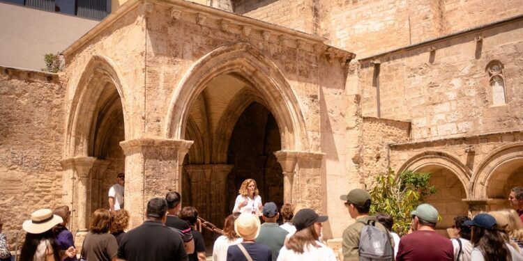 Visitas guiadas a San Juan del Hospital, la iglesia más antigua de Valencia y su cementerio medieval