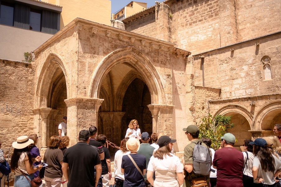 Visitas guiadas a San Juan del Hospital, la iglesia más antigua de Valencia y su cementerio medieval
