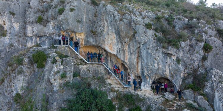 Arrancan las visitas guiadas gratuitas a los abrigos rupestres del Barranc de les Coves de Salem